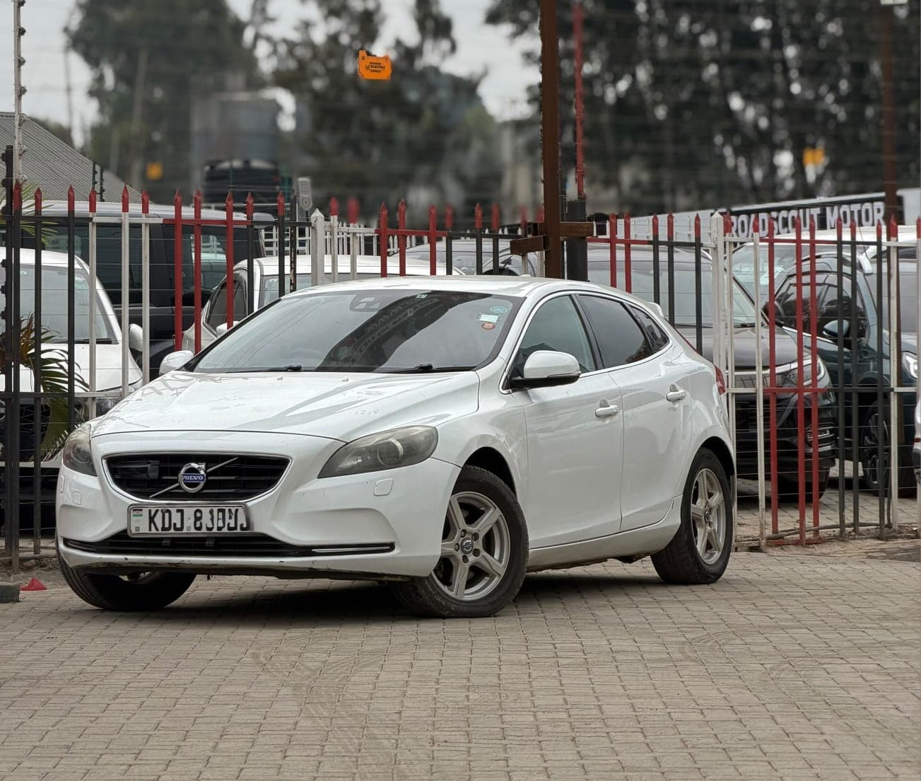 2016 Volvo V40, photo 1 of 11