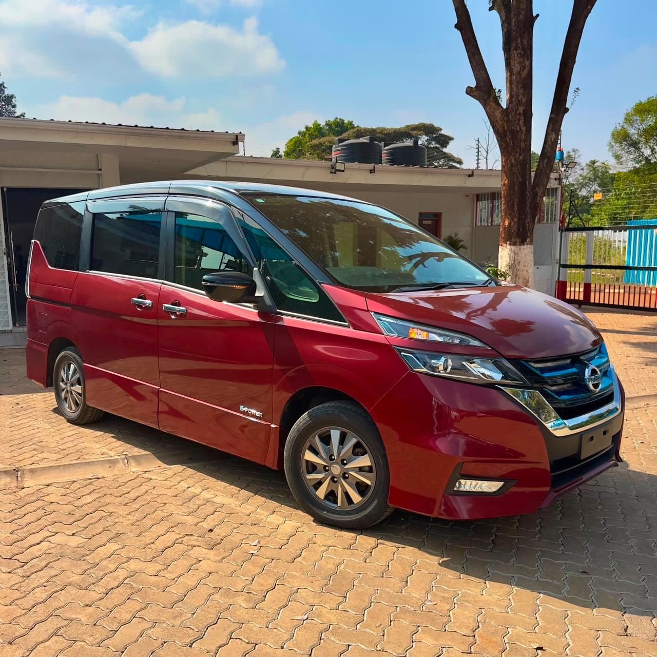 2019 Nissan Serena, photo 1 of 12